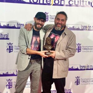 Martiño Vázquez y Óscar Lema recogiendo el Premio a "Mejores Efectos Especiales" V Certamen de Cortometrajes Reyes Abades 2022