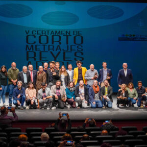 Foto de familia de los premiados en el V Certamen de Cortometrajes Reyes Abades 2022