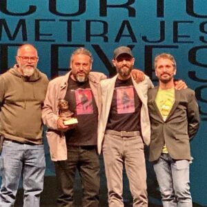 Martiño Vázquez y Óscar Lema recogiendo el Premio a "Mejores Efectos Especiales" V Certamen de Cortometrajes Reyes Abades 2022